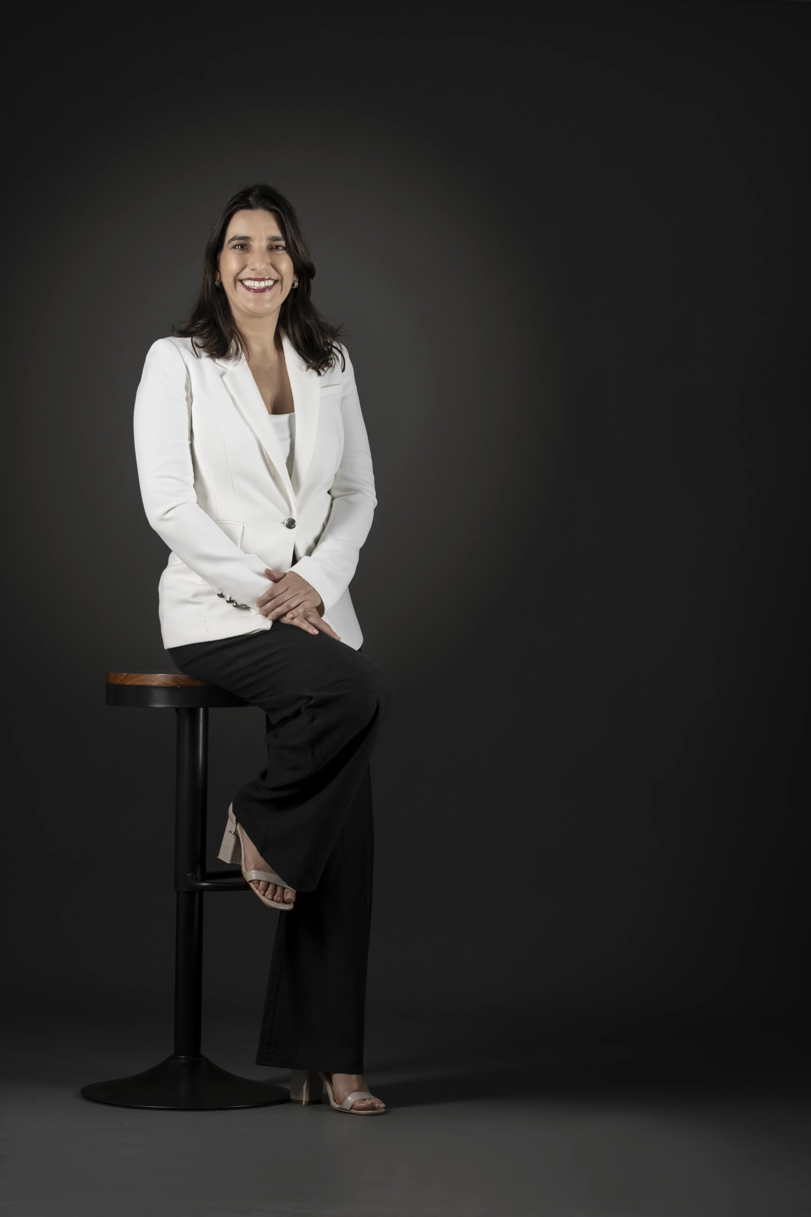 Fotografía profesional de Marjorie Valverde en ambiente elegante