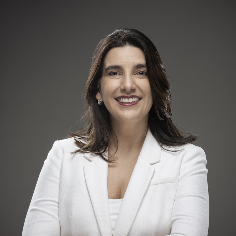 Fotografía profesional de Marjorie Valverde en un entorno sereno
